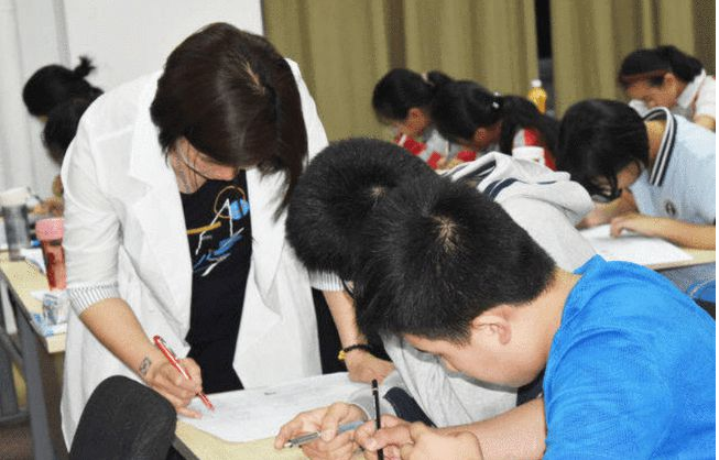 课后延时vs校外托管,同样是服务中小学生,为何反响截然不同
